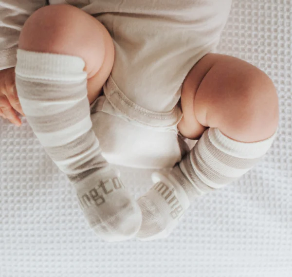 chaussettes-en-laine-bébé-beige-et-blanc