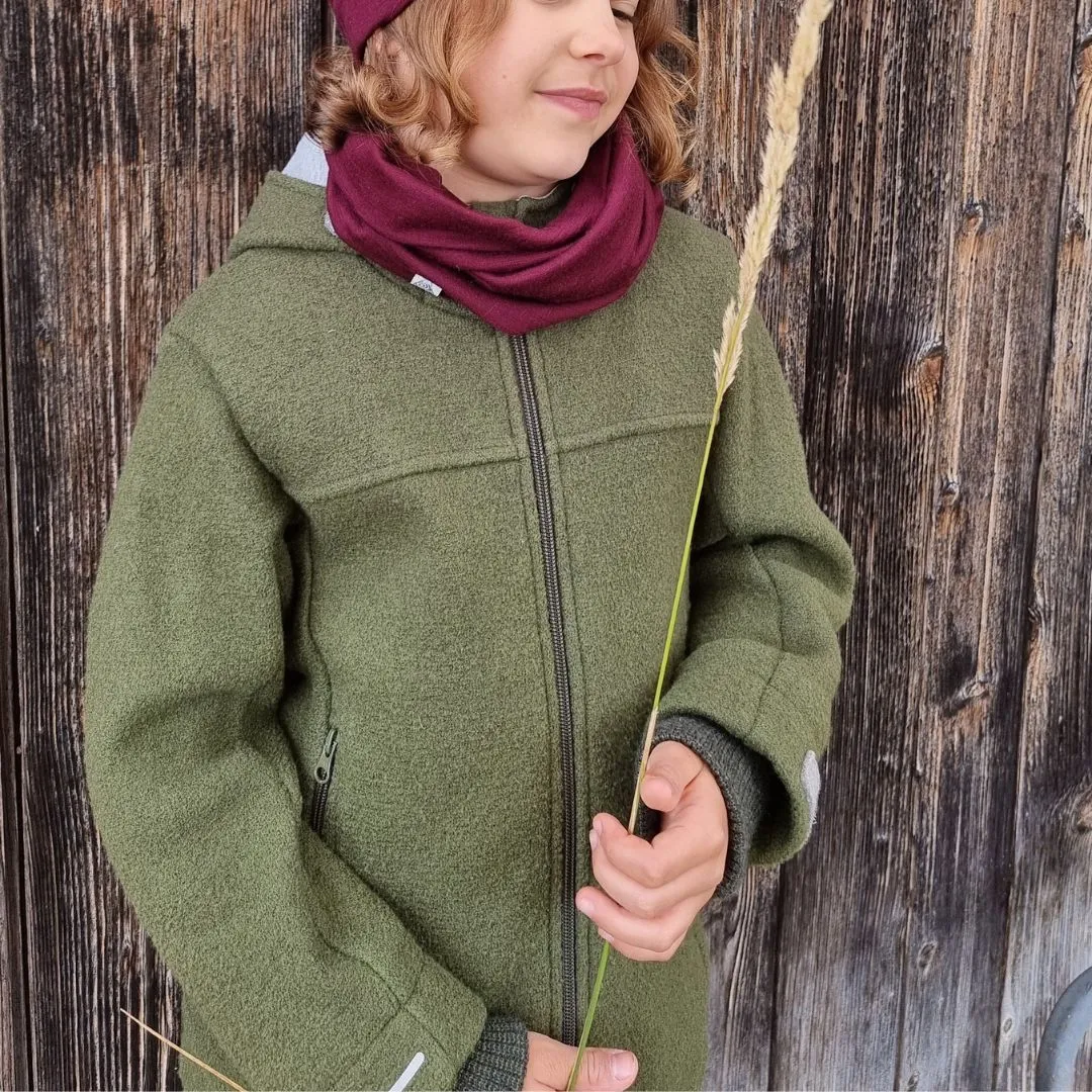 veste enfant en laine bouillie de Disana pour enfant vert olive portée