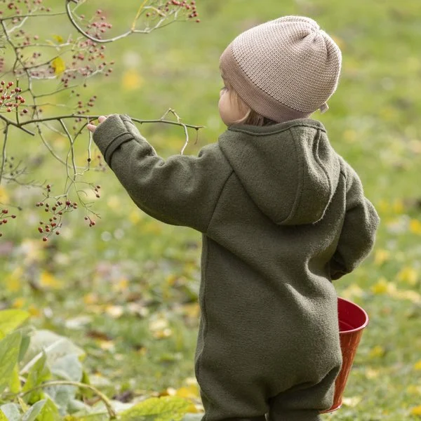 combinaison-laine-bouillie-disana-vert-olive-porté-par-un-enfant