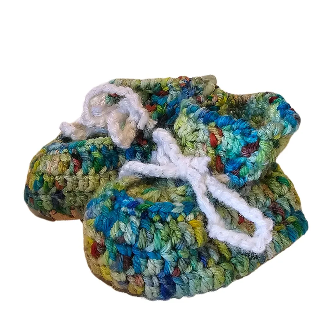 chaussons crocheté à la main en laine mérinos alpes du sud multicolore plutot vert